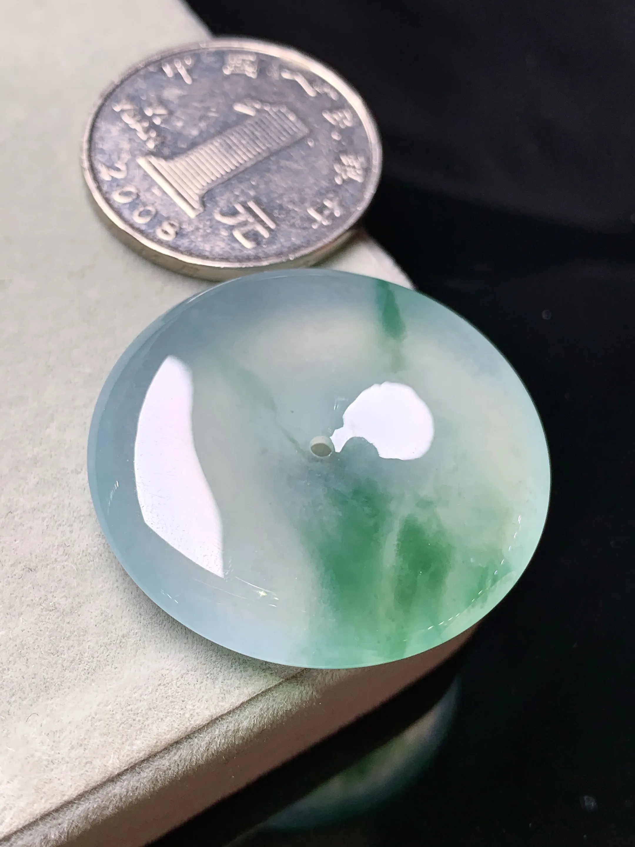 冰种飘绿平安扣吊坠 玉质细腻 色泽清新艳丽 整体尺寸33*5.8