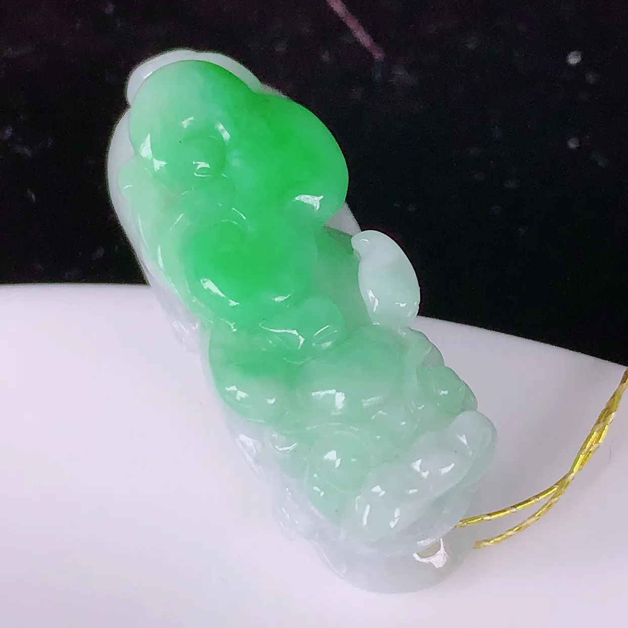 自然光实拍，冰润飘绿翡翠招财貔貅吊坠，民间有“一摸貔貅运程旺盛，再摸貔貅财运滚滚，三摸貔貅平步青云 ”的美好祝愿。#35.19