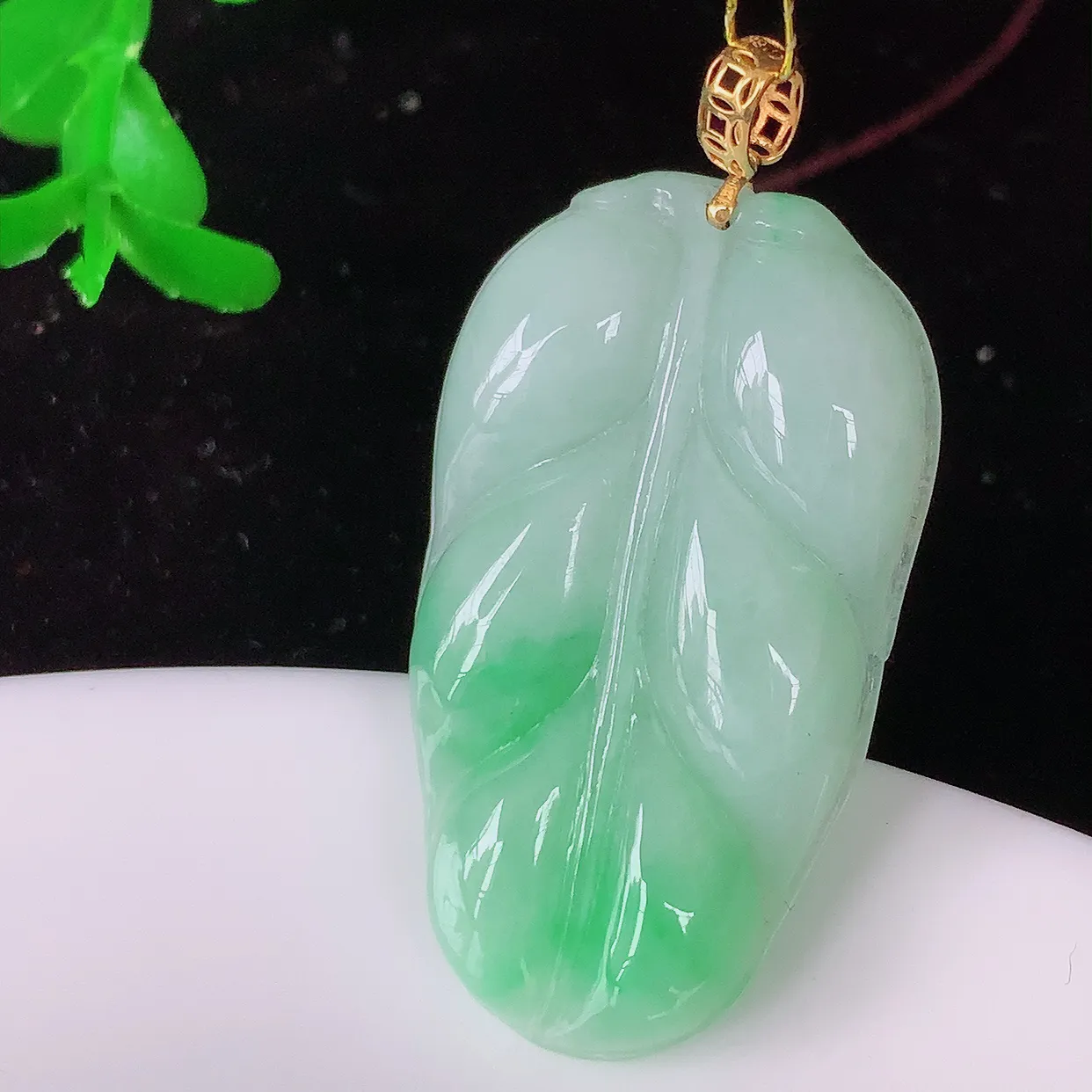 18K金镶嵌冰飘绿翡翠叶子吊坠 ，种水足，色泽清新，工艺精湛，叶子寓意美好；金枝玉叶，事业有成。#35.19