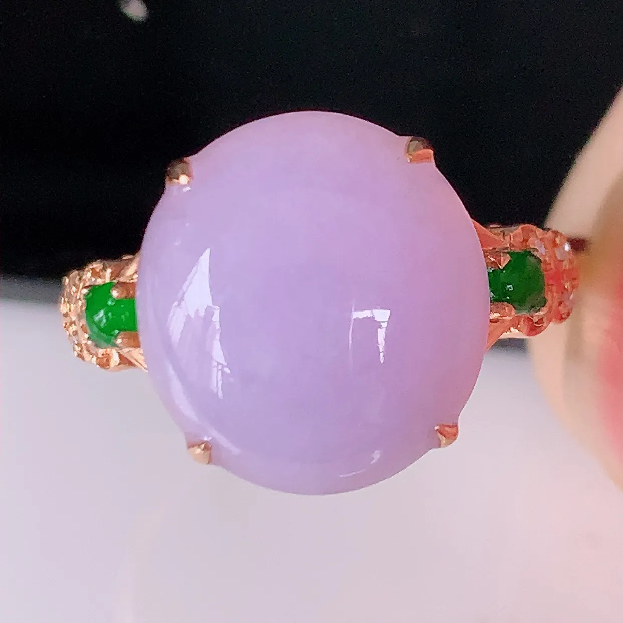 自然光实拍 18K金精工镶嵌紫罗兰翡翠戒指，玉质细腻，翡翠色泽均匀，艳丽饱满，款式高贵大气，圈口，上手亮眼，#83.19戒指整体23-17.2-5.8裸石12.5*11.5