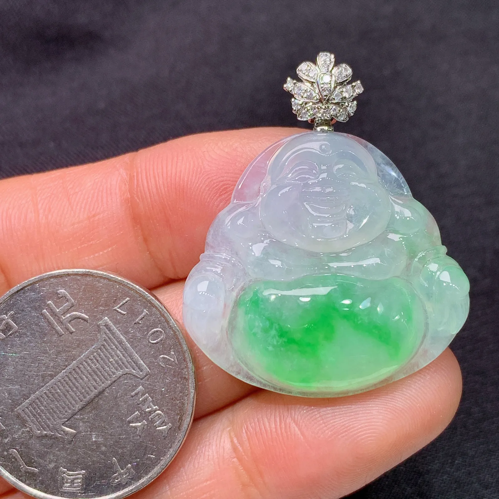 冰飘绿笑佛吊坠，18k金镶嵌，冰润色阳，品相饱满，种水足，Xq 尺寸34.5*28.8*5.9