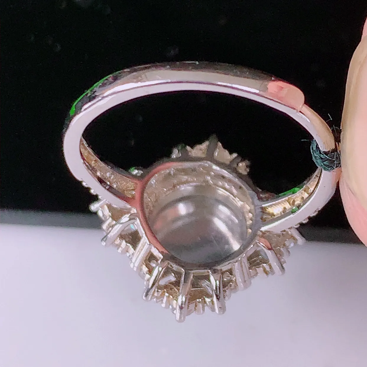 冰透满绿翡翠925银镶嵌戒指，自然光实拍，翠色灵动，颜色漂亮，种老水足，品相佳，佩戴佳品！#97.19（圈口可调大小）整体22.5-16.5-6.2裸石8.6*8.6