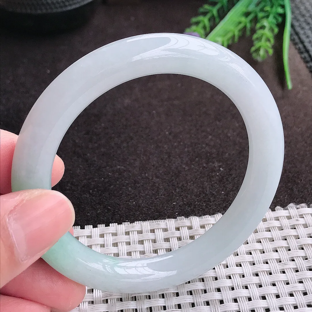 实拍A货翡翠56/9.7老坑冰胶水灵飘绿圆条种手镯翡翠玉镯女款