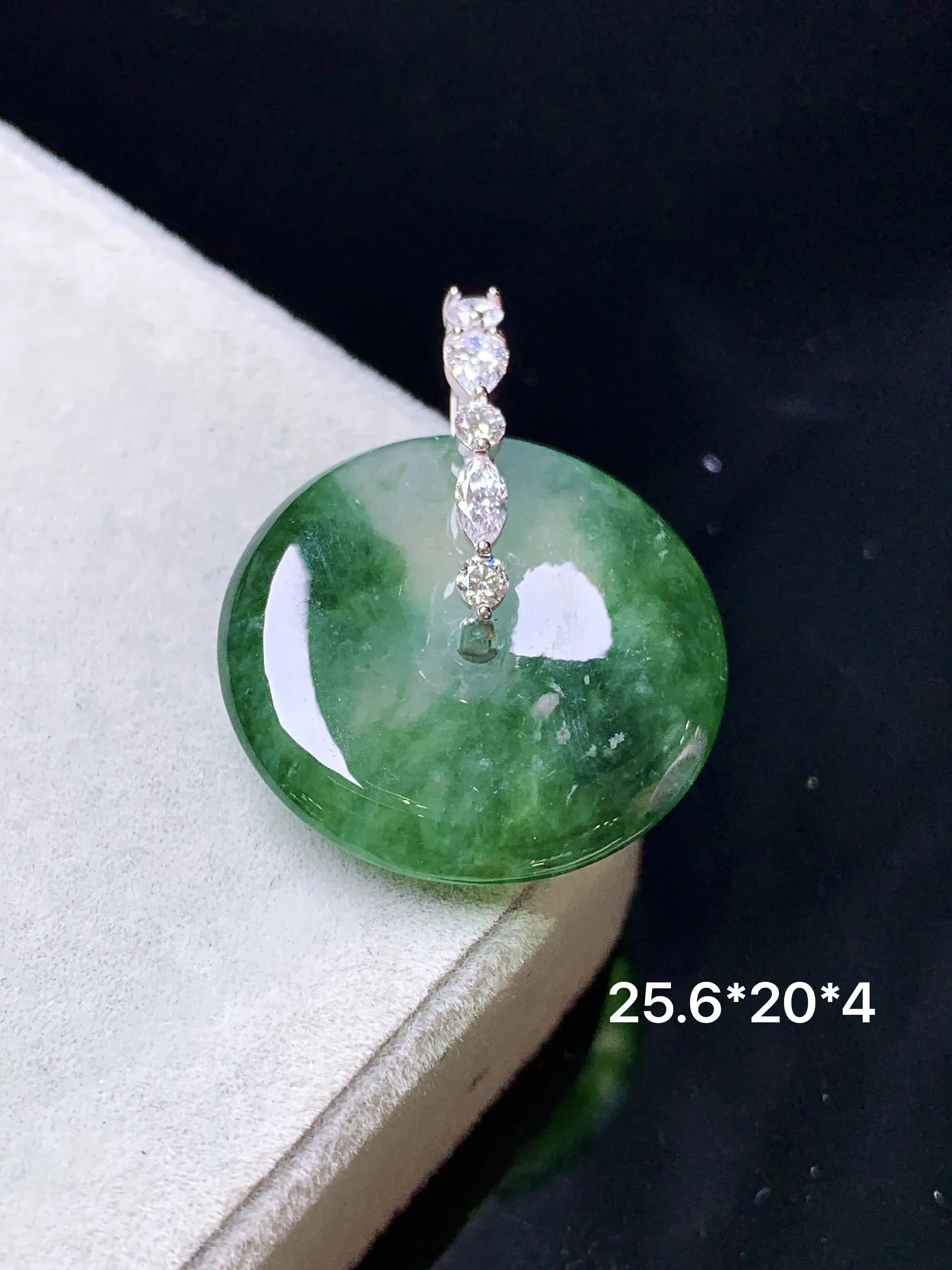 18k金钻镶嵌飘绿平安扣吊坠 玉质细腻 色泽清新艳丽 整体尺寸25.6*20*4