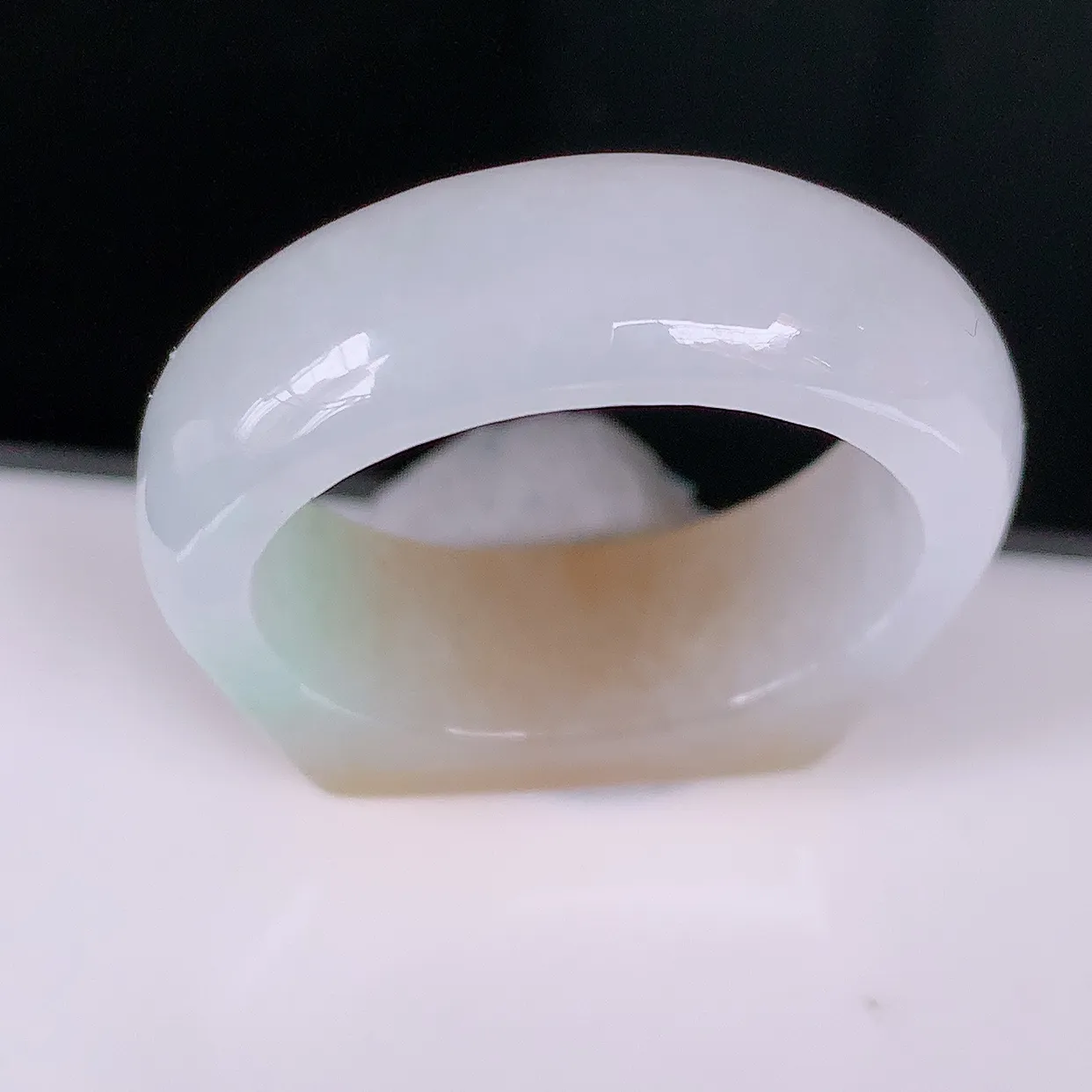 自然光实拍，冰黄加绿翡翠指环，21.2mm内径三彩翡翠指环，玉戒指，玉质莹润，好精美好冰润的指环，26圈口，上手纤巧！#83.19尺寸21.2-8*6.2