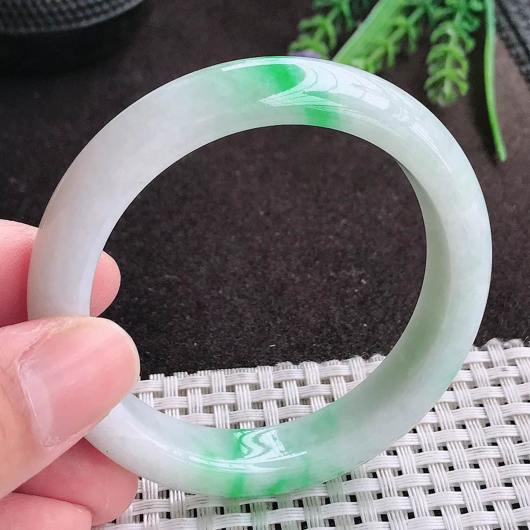 实拍A货翡翠52.5/11.8/8.2老坑精美温润飘阳绿手镯宽边翡翠玉镯女款