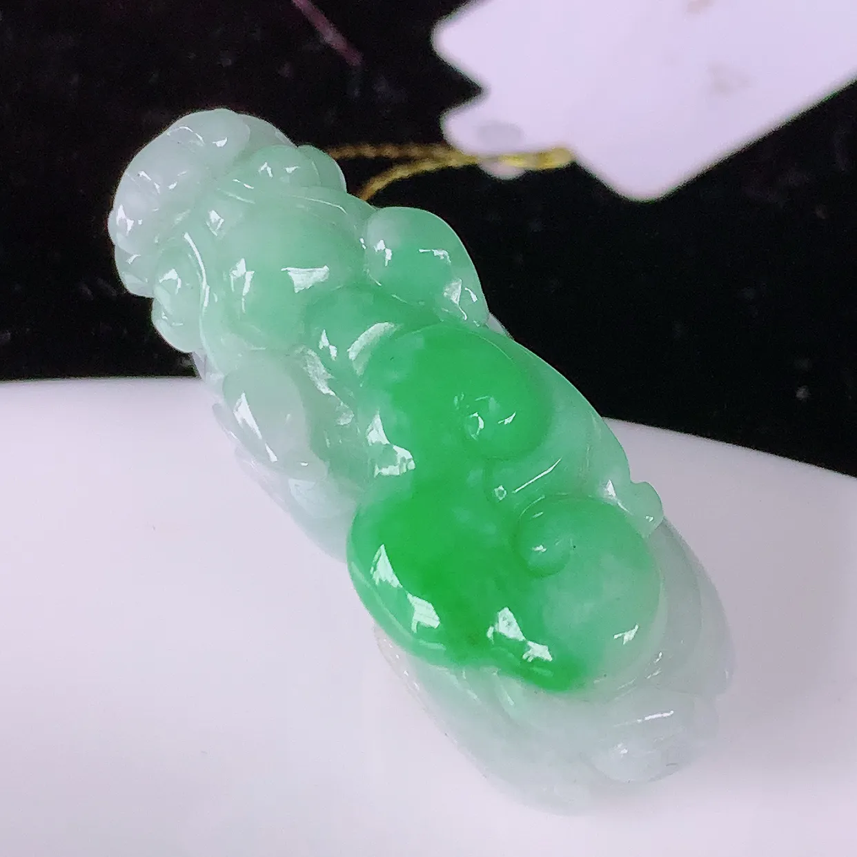 自然光实拍，冰润飘绿翡翠招财貔貅吊坠，民间有“一摸貔貅运程旺盛，再摸貔貅财运滚滚，三摸貔貅平步青云 ”的美好祝愿。#35.19