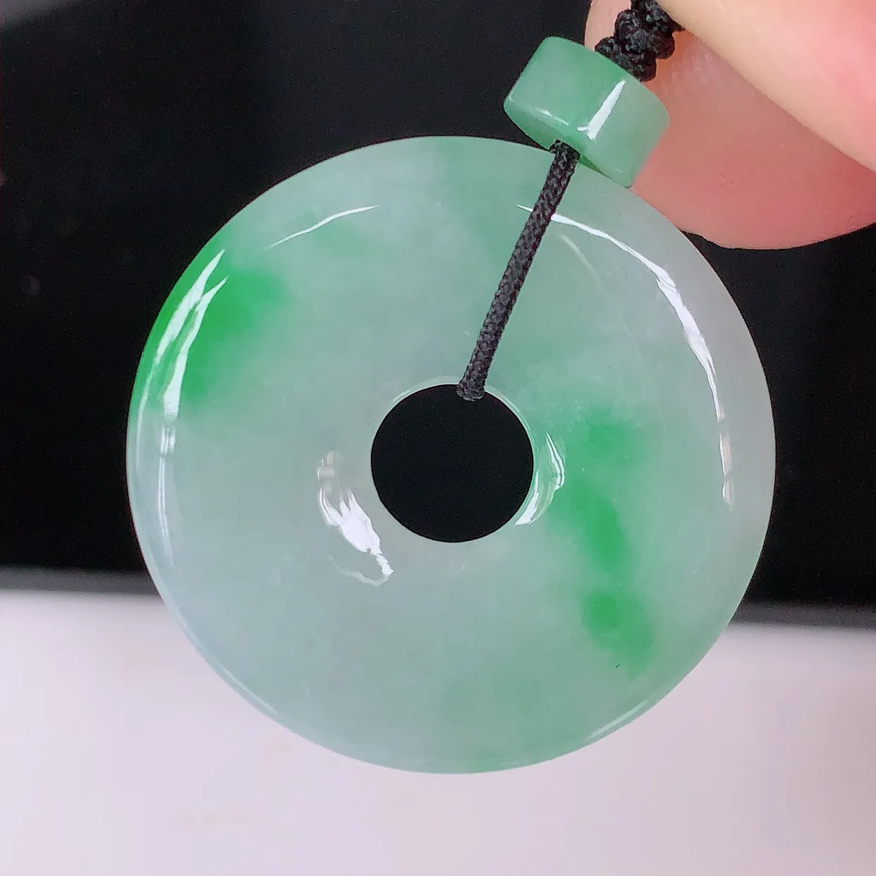 自然光实拍，冰飘绿翡翠平安扣吊坠，冰透，灵动飘逸，寓意平平安安，平安扣佩戴端庄漂亮！#41.19