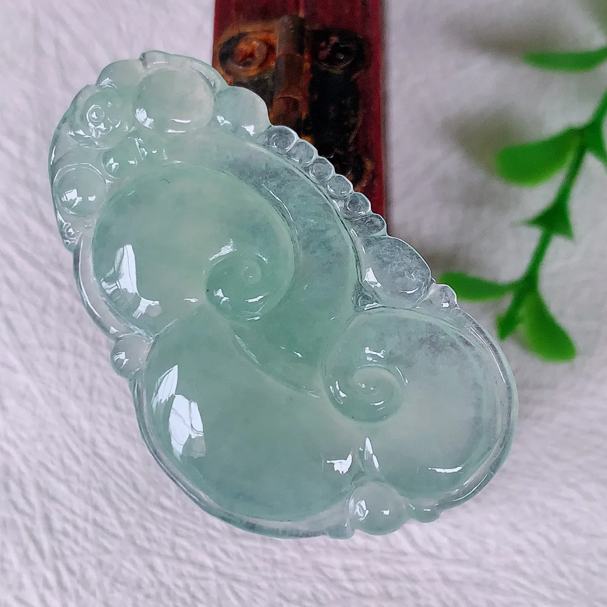 自然光实拍，冰种翡翠如意吊坠，上身效果非常美，饱满大气，工艺美，万事如意，如意一生 #01.19