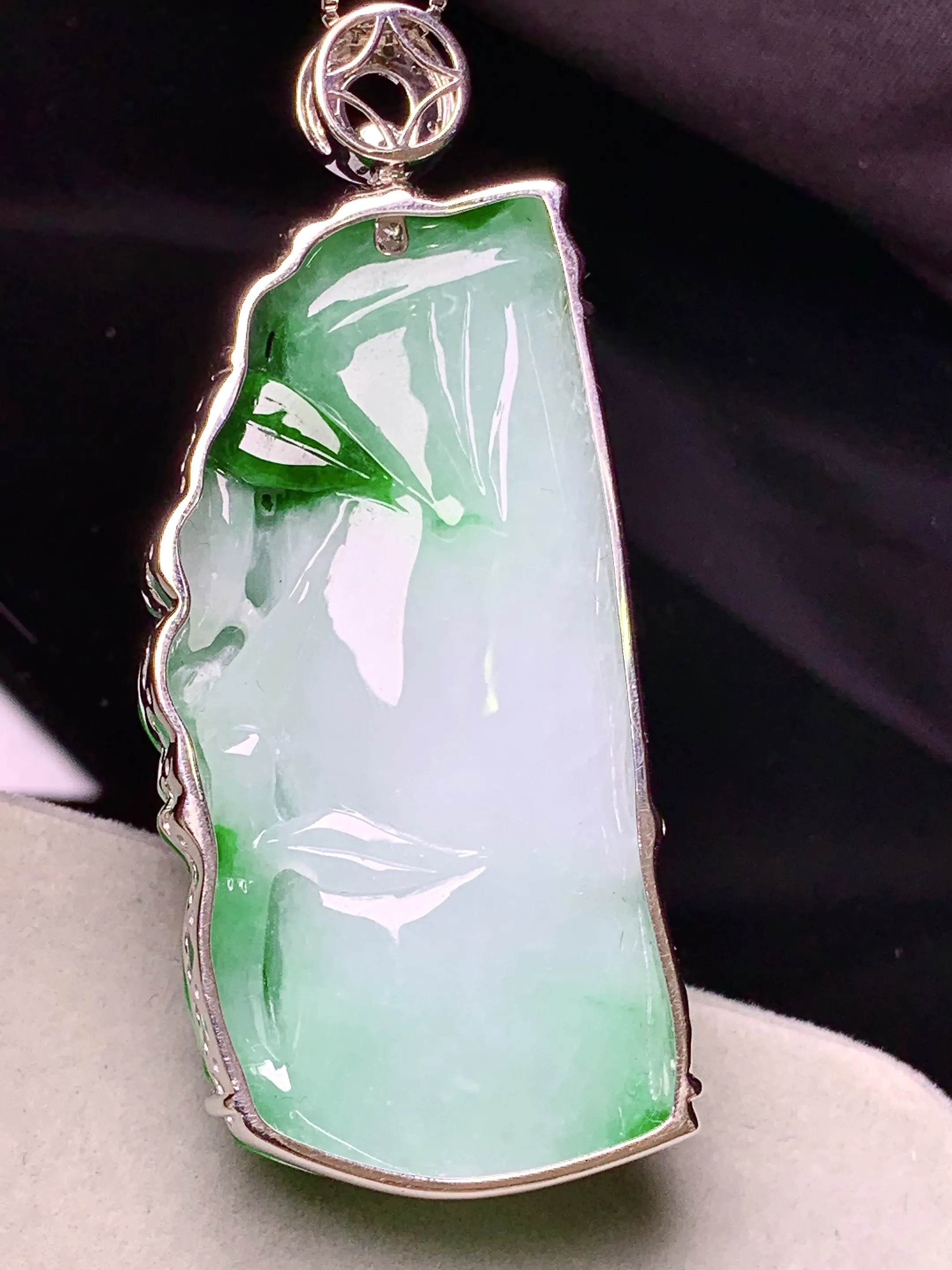 18k金钻镶嵌翠绿竹节吊坠 玉质细腻 色泽清新艳丽 整体尺寸61.2*26*12.8