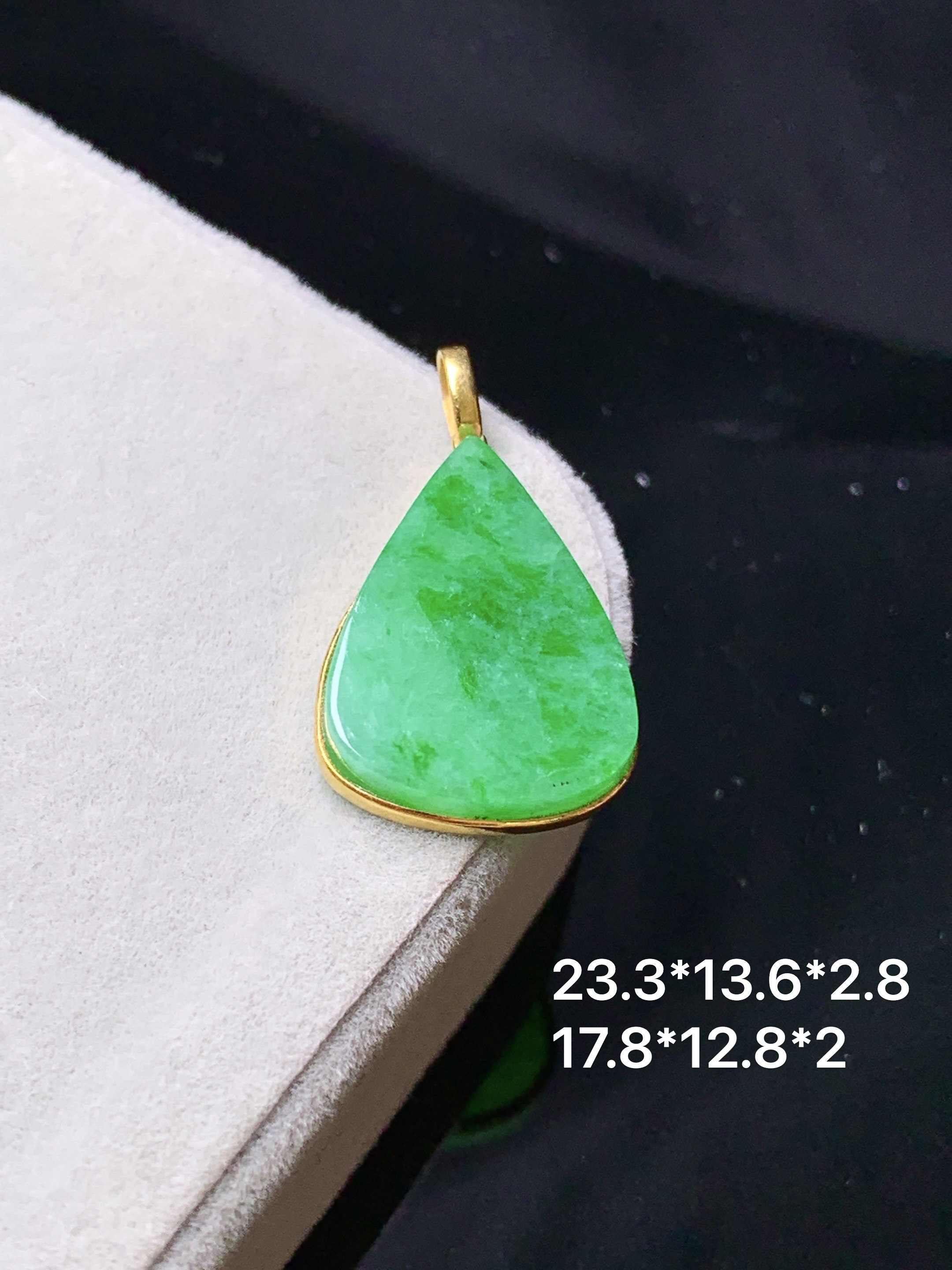 18k金镶嵌翠绿水滴吊坠 玉质细腻 色泽清新艳丽 整体尺寸23.3*13.6*2.8