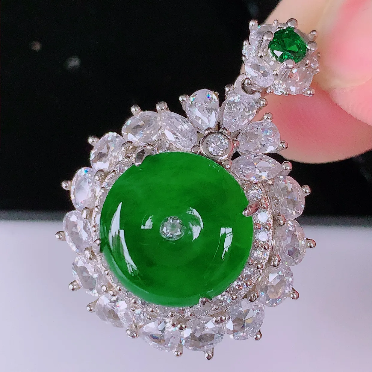 冰透满绿翡翠925银镶嵌平安扣吊坠，自然光实拍，翠色灵动，颜色漂亮，种老水足，品相佳，佩戴佳品！#97.19整体32*24.5*10裸石13-13