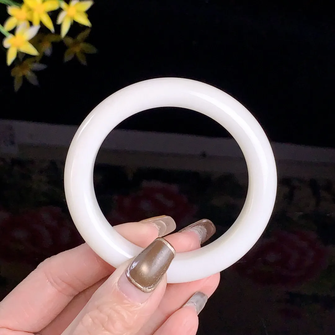 和田玉55圈口羊脂白手镯！玉质细腻油润 底色纯净无裂无杂 脂粉好，品质高