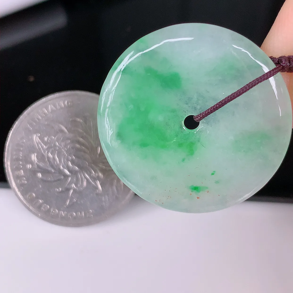 自然光实拍，冰种飘绿翡翠平安扣吊坠，冰透，灵动飘逸，寓意平平安安，平安扣佩戴端庄漂亮！#41.19