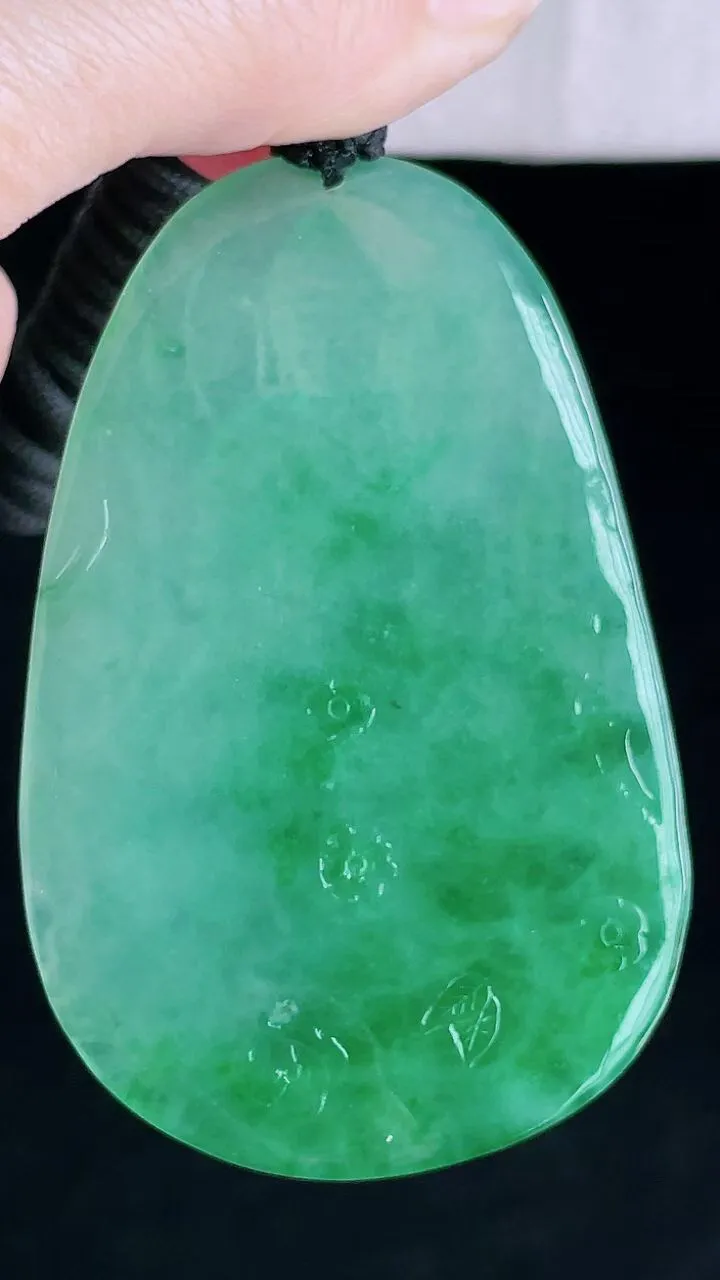 【翡翠名称】老种冰飘绿虚空藏菩萨吊坠挂件
【翡翠尺寸】70.9/46/5mm
【翡翠描述】宝贝种老水足，玉质细腻，色泽靓丽，性价比高，佩戴效果好！
【其它赠送】权威证书/精美挂绳盒子/支持全国复检