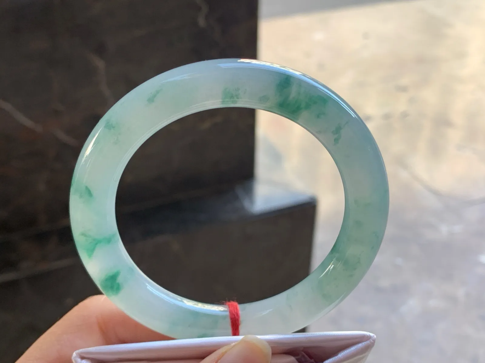 59-10.2

飘花大圈圆条手镯^_^玉质温润