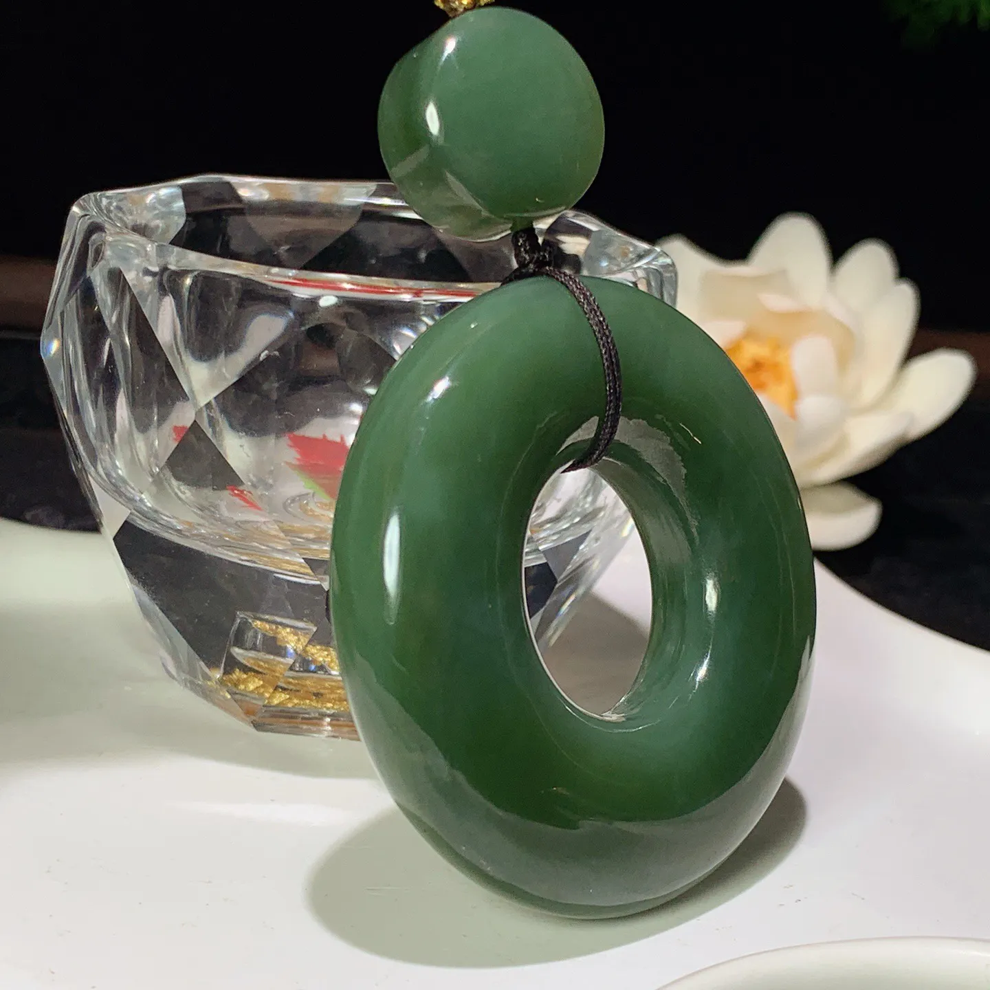 和田玉菠菜绿俄罗斯碧玉平安环怀古挂件。尺寸53/13mm重72克。玉质细腻油润。手推出油。品相大气 