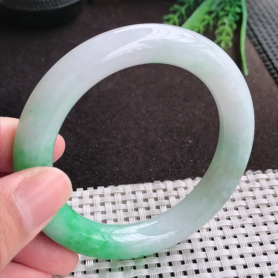 实拍A货翡翠56.5/11.3/11老坑精美飘阳绿圆条手镯翡翠玉镯女款