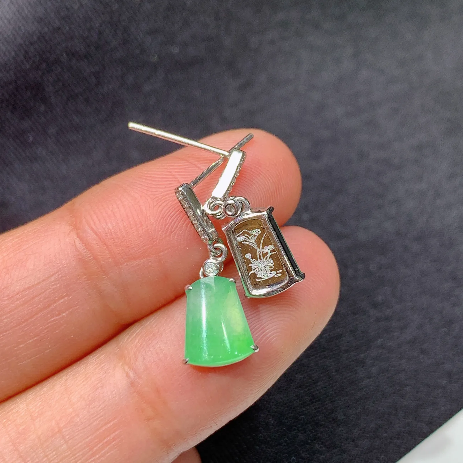 冰甜绿无事牌耳坠，18k金镶嵌，简约时尚，冰润色阳，种水足，Ysl 尺寸8.1*6.8*2