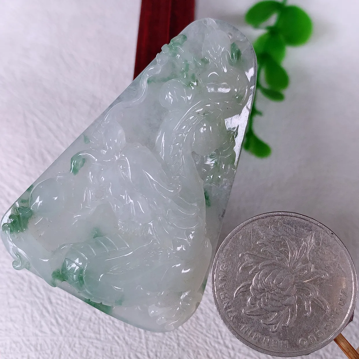 自然光实拍，精雕冰飘花翡翠龙牌吊坠，龙行天下，雕工立体精湛，翡翠龙牌，种老水足，配戴霸气时尚，值得收藏!#46.19