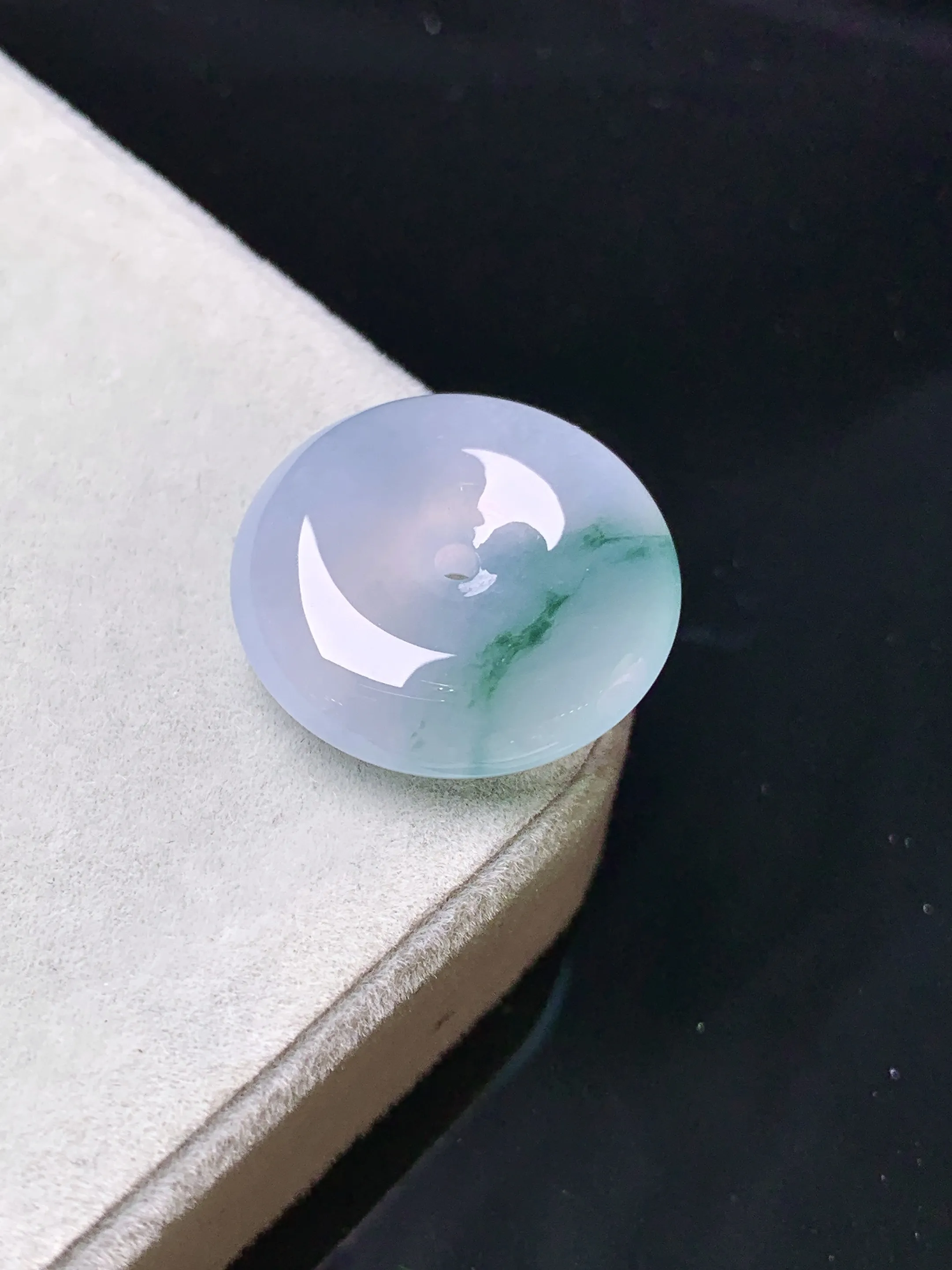 飘绿平安扣吊坠 玉质细腻 色泽清新艳丽 整体尺寸19.3*5.8