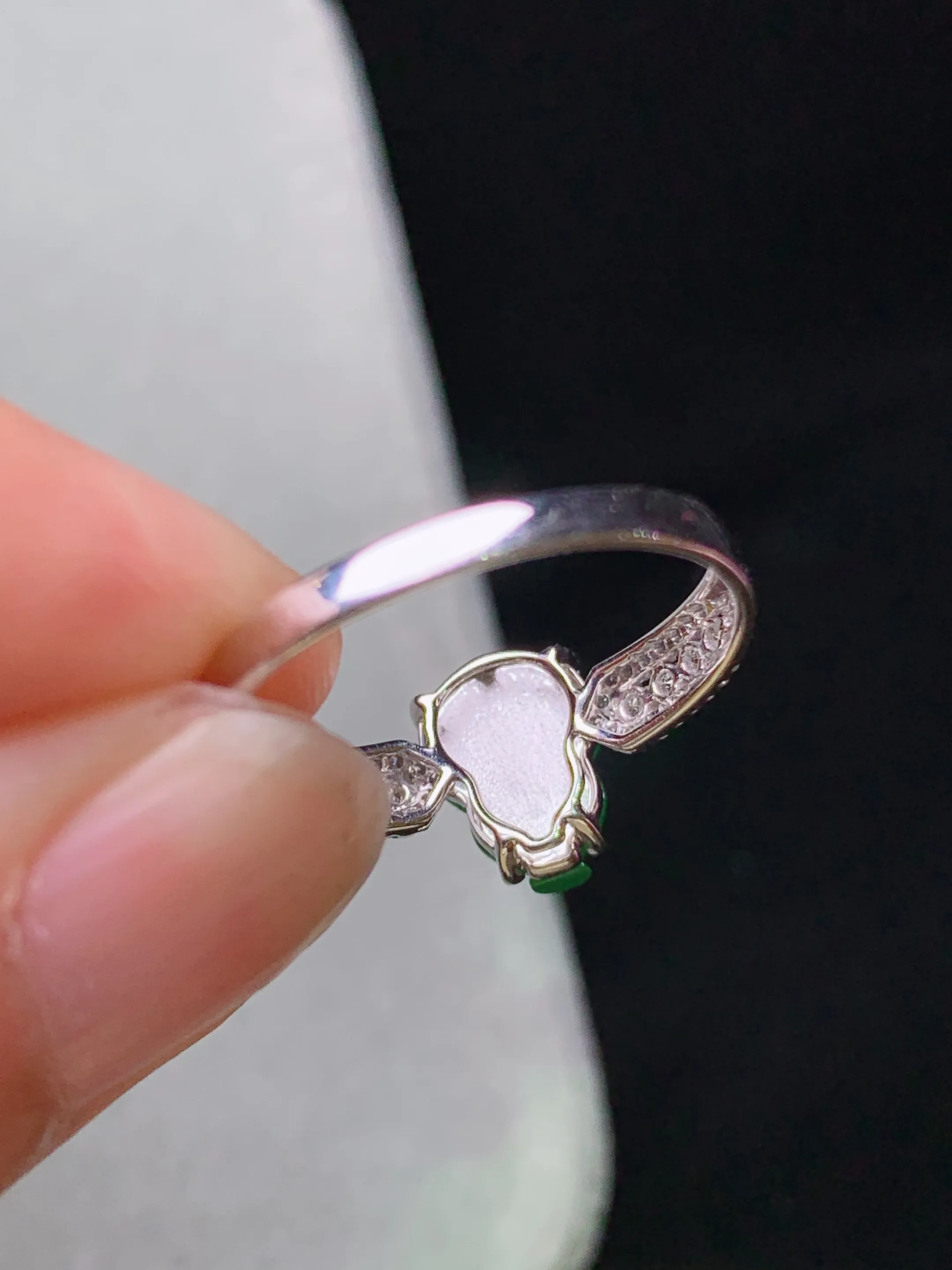 18k金钻镶嵌翠绿葫芦戒指 玉质细腻 色泽清新艳丽 圈口14 裸石尺寸8.6*6.7*2.8