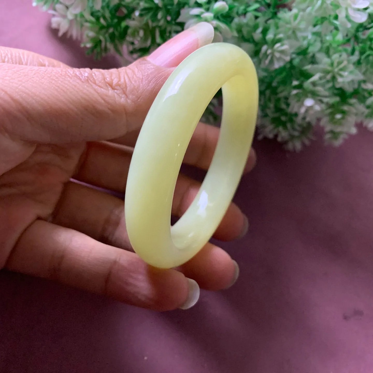 53圈口和田玉黄口料鸡油黄手镯【挽间柔情】，和田玉53圈口冰底鸡油黄手镯，镯型古朴典雅。在诗情画意的