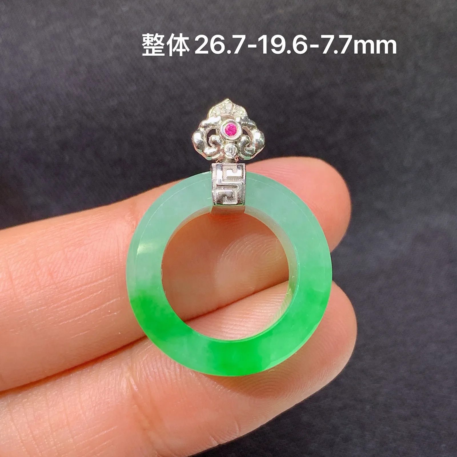 冰飘绿甜甜圈吊坠，18k金镶嵌，冰润色阳，玉质细腻，种水足，Cj 尺寸26.7*19.6*7.7