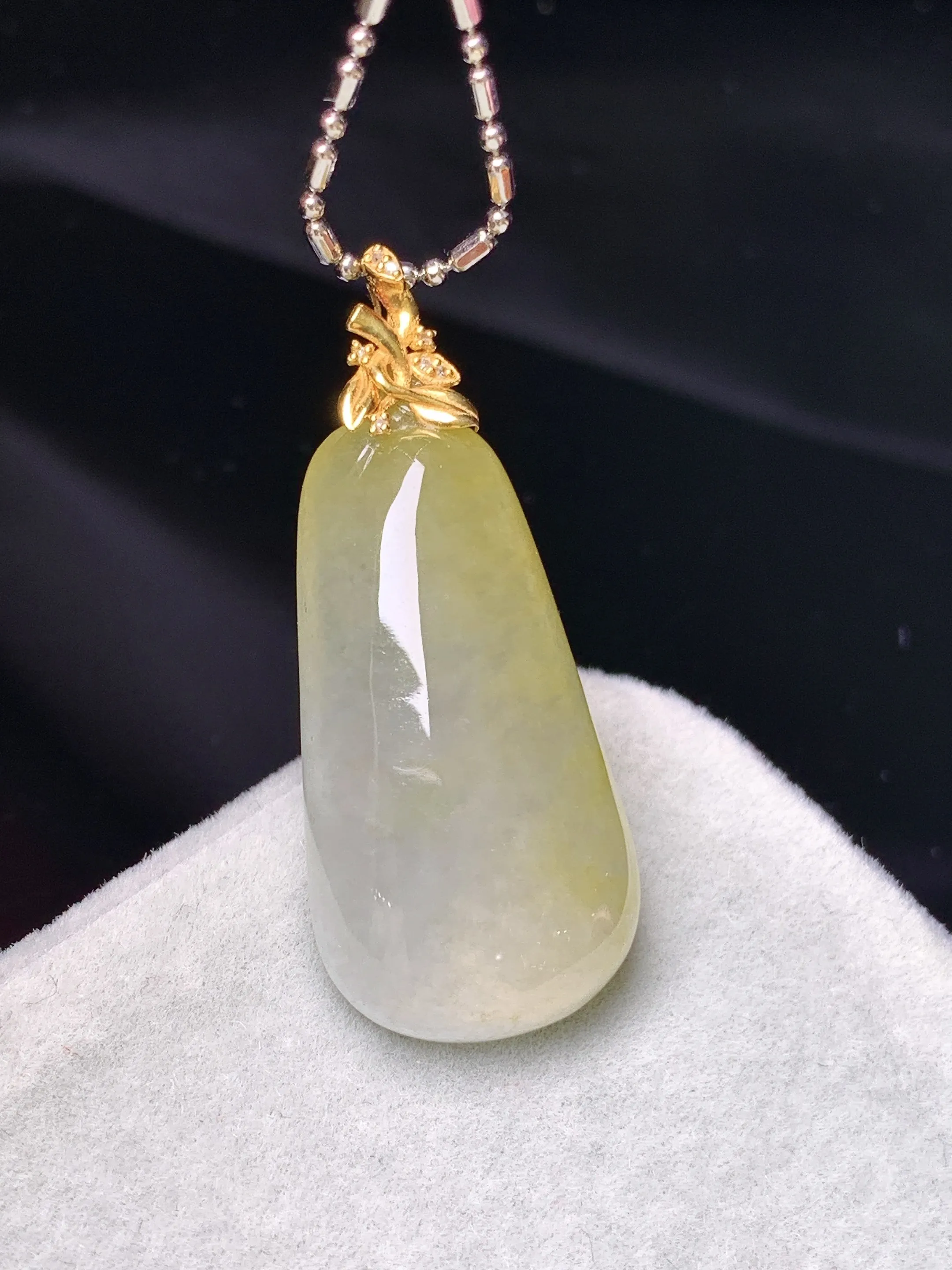 18k金镶嵌黄翡福瓜吊坠 玉质细腻 色泽清新艳丽 整体尺寸34.5*14.5*6.5
