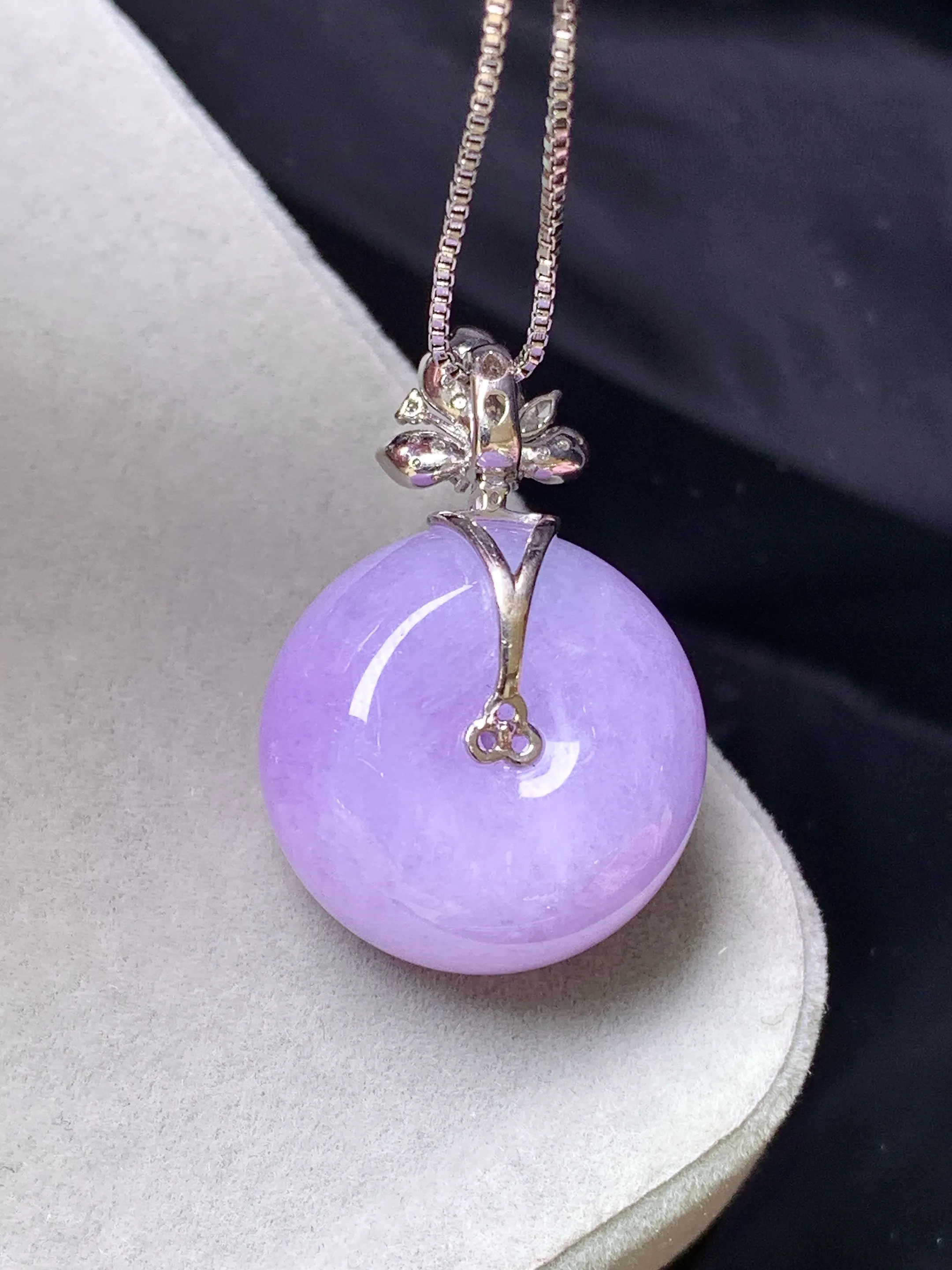 18k金钻镶嵌紫罗兰平安扣吊坠 玉质细腻 色泽清新艳丽 整体尺寸29.5*19.3*11.3