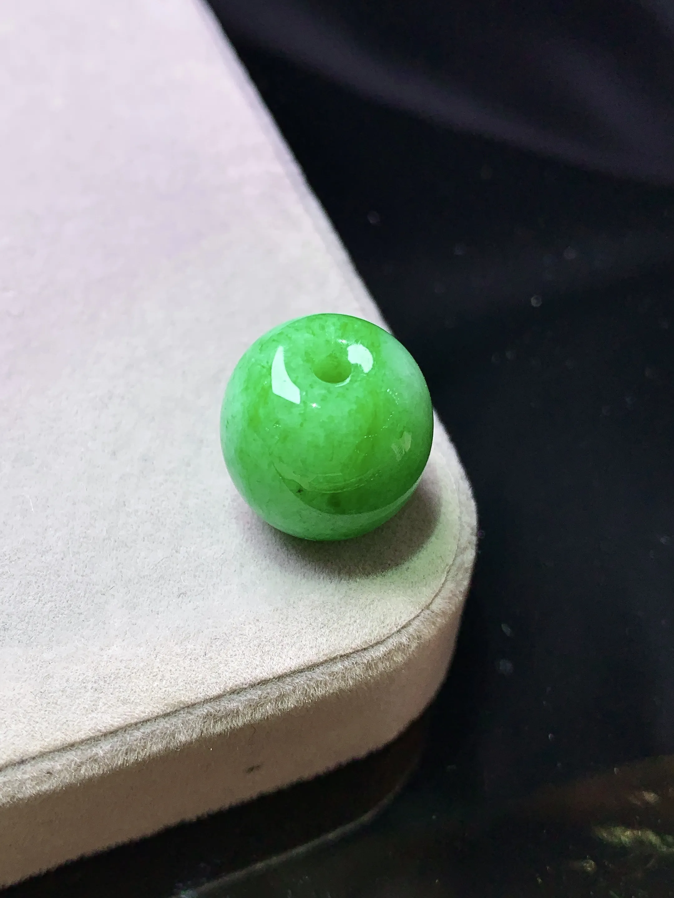 翠绿路路通吊坠 玉质细腻 色泽清新艳丽 整体尺寸13.5*13.2