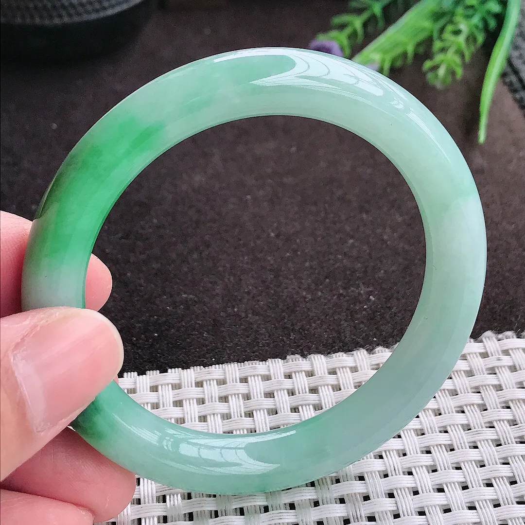 实拍A货翡翠54/10.2/9.5老坑精美冰润飘绿花圆条手镯翡翠玉镯女款