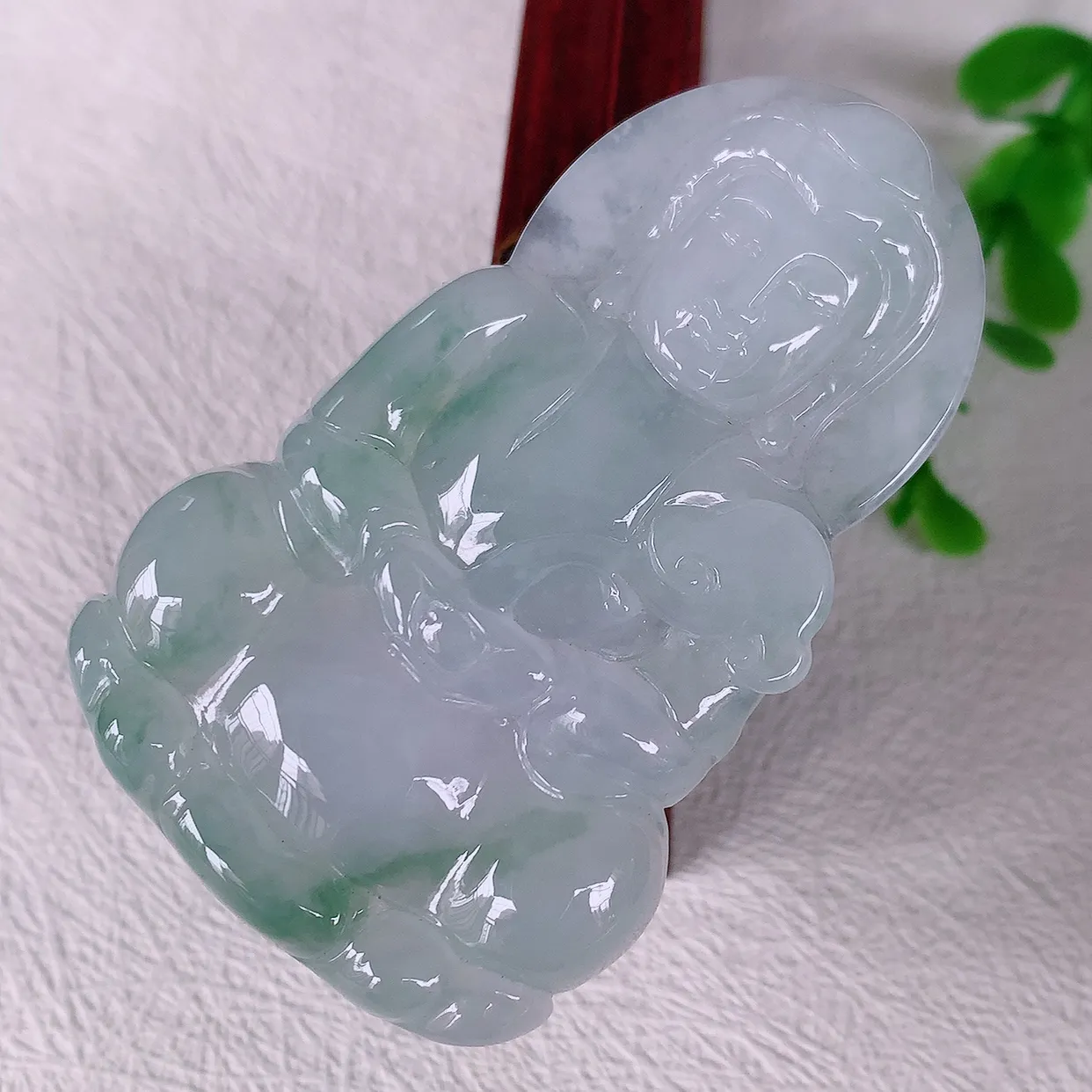 自然光实拍，大件厚装冰飘花翡翠观音菩萨吊坠，赐福观音，玉润通透，慈祥端庄！#46.19