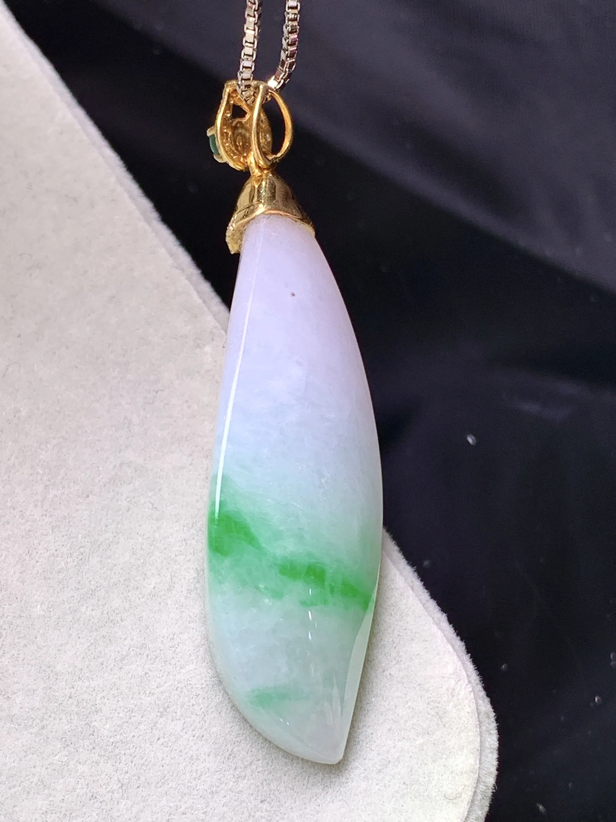 18k金镶嵌飘绿随形吊坠 玉质细腻 色泽清新艳丽 整体尺寸43.2*14.5*9.5