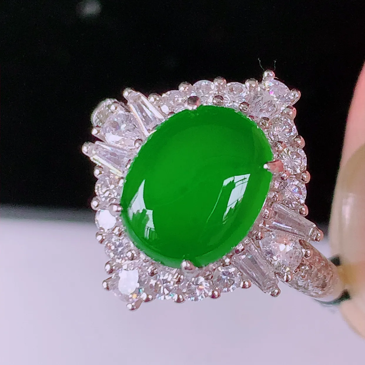 冰透满绿翡翠925银镶嵌戒指，自然光实拍，翠色灵动，颜色漂亮，种老水足，品相佳，佩戴佳品！#97.19（圈口可调大小）整体26.5*17.8*7.5裸石10*7.8