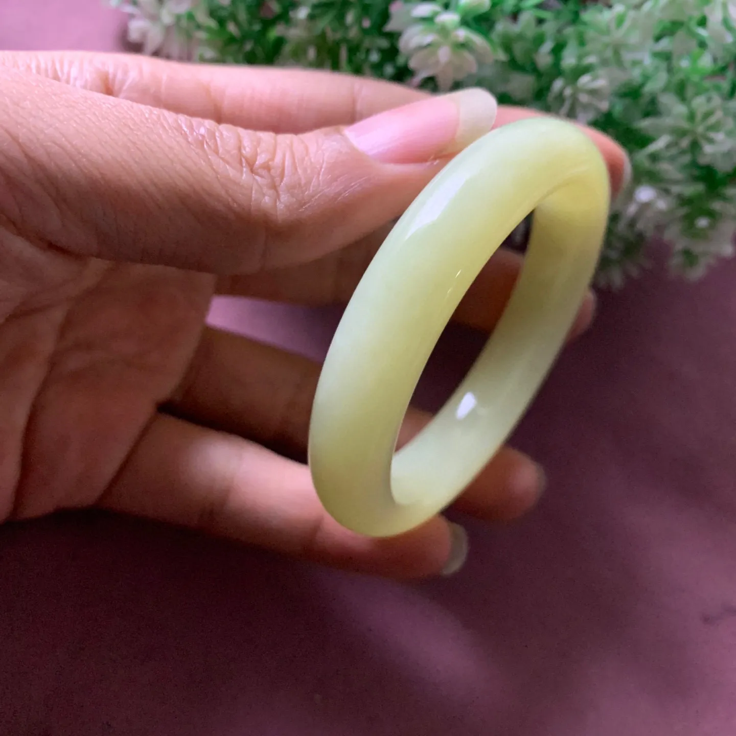 53圈口和田玉黄口料鸡油黄手镯【挽间柔情】，和田玉53圈口冰底鸡油黄手镯，镯型古朴典雅。在诗情画意的雨巷相遇，你是我腕间的一抹风情，有你眸有深情.清风荡漾湖间静水，我愿俯身低眉，在烟波涟漪处寻