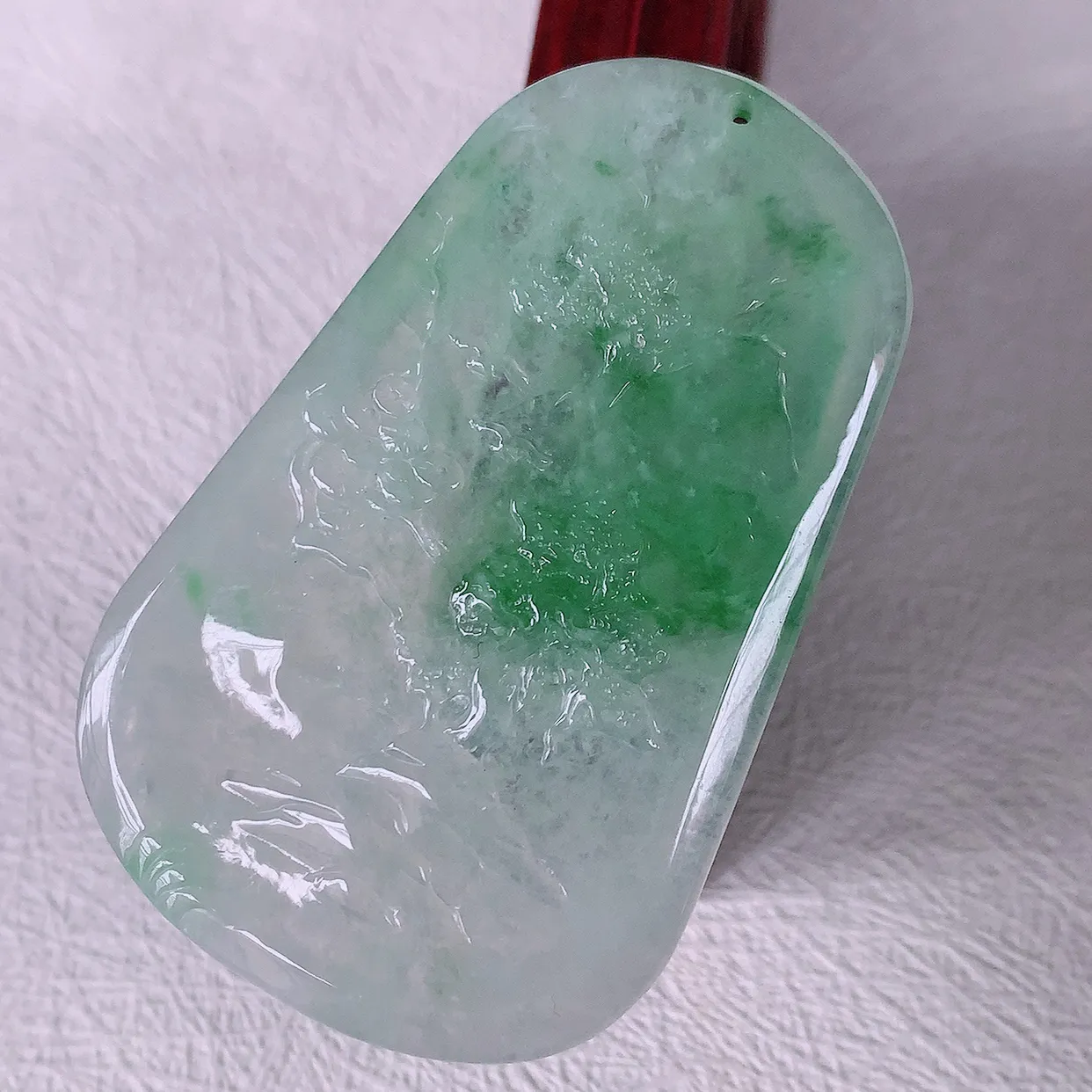 自然光实拍，冰种飘绿翡翠山水牌吊坠，寓意“常青、背靠大山、水（财）长流、平安之意”生机盎然的翠意，一眼既心醉，雕工精致，佩戴效果优雅迷人！#42.19