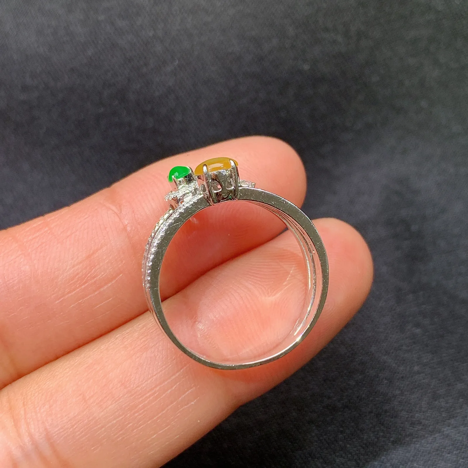 冰黄翡蛋面戒指，18k金镶嵌，款式新颖，冰润鲜艳，种水足，Mi 圈口14 裸石4.3*3.8*2