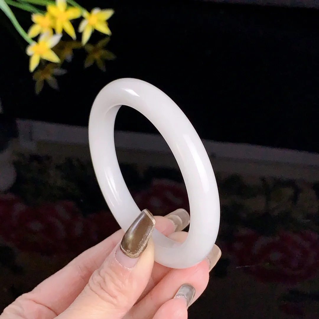 和田玉55圈口羊脂白手镯！玉质细腻油润 底色纯净无裂无杂 脂粉好，品质高