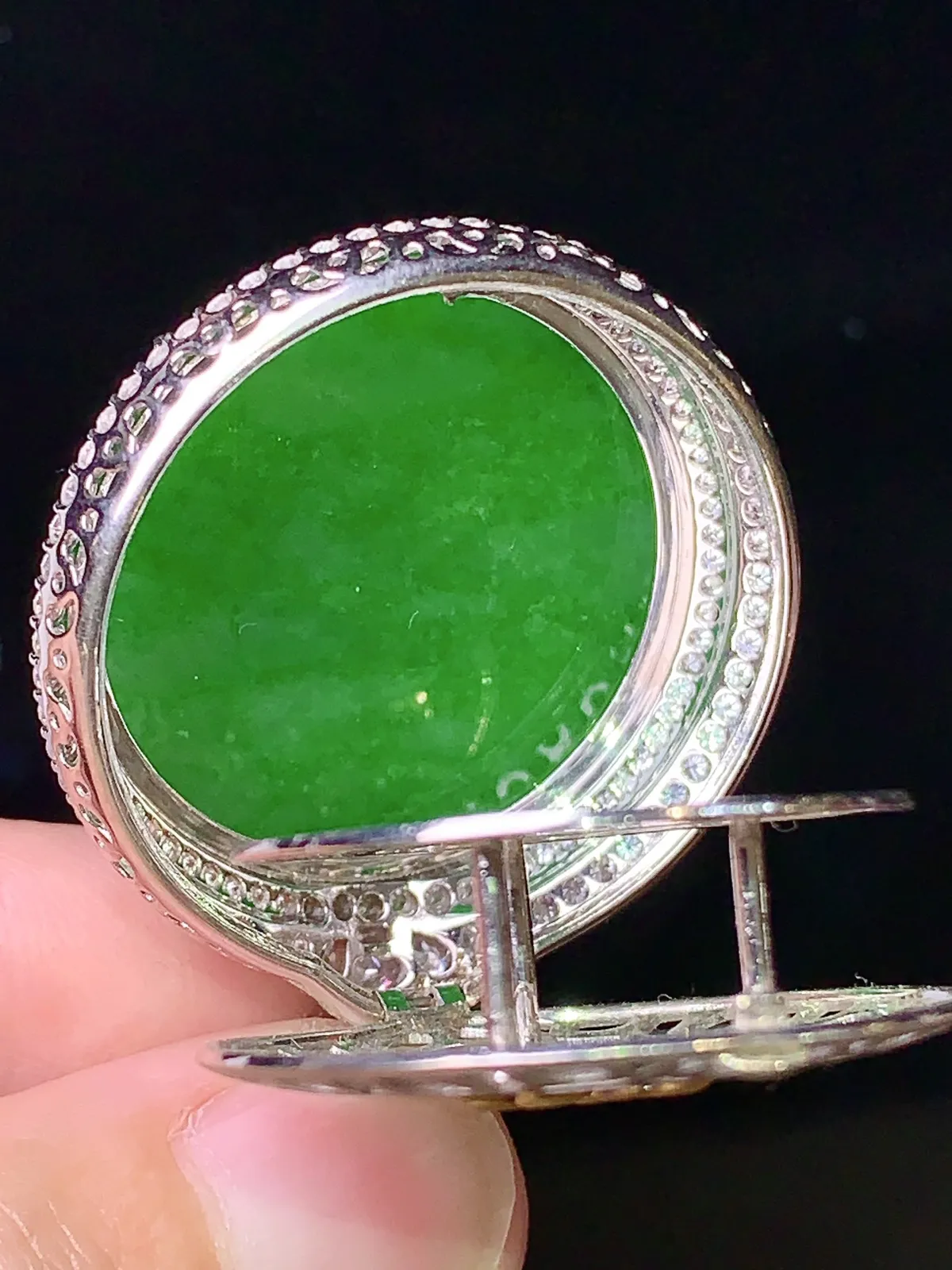 18k金钻镶嵌翠绿圆牌吊坠 玉质细腻 水润亮眼 整体尺寸40*30.3*11.2