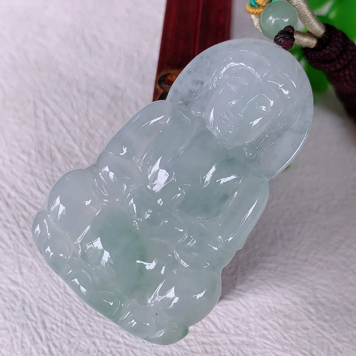 自然光实拍，冰种飘花翡翠观音菩萨吊坠，赐福观音，玉润通透，慈祥端庄！#46.19