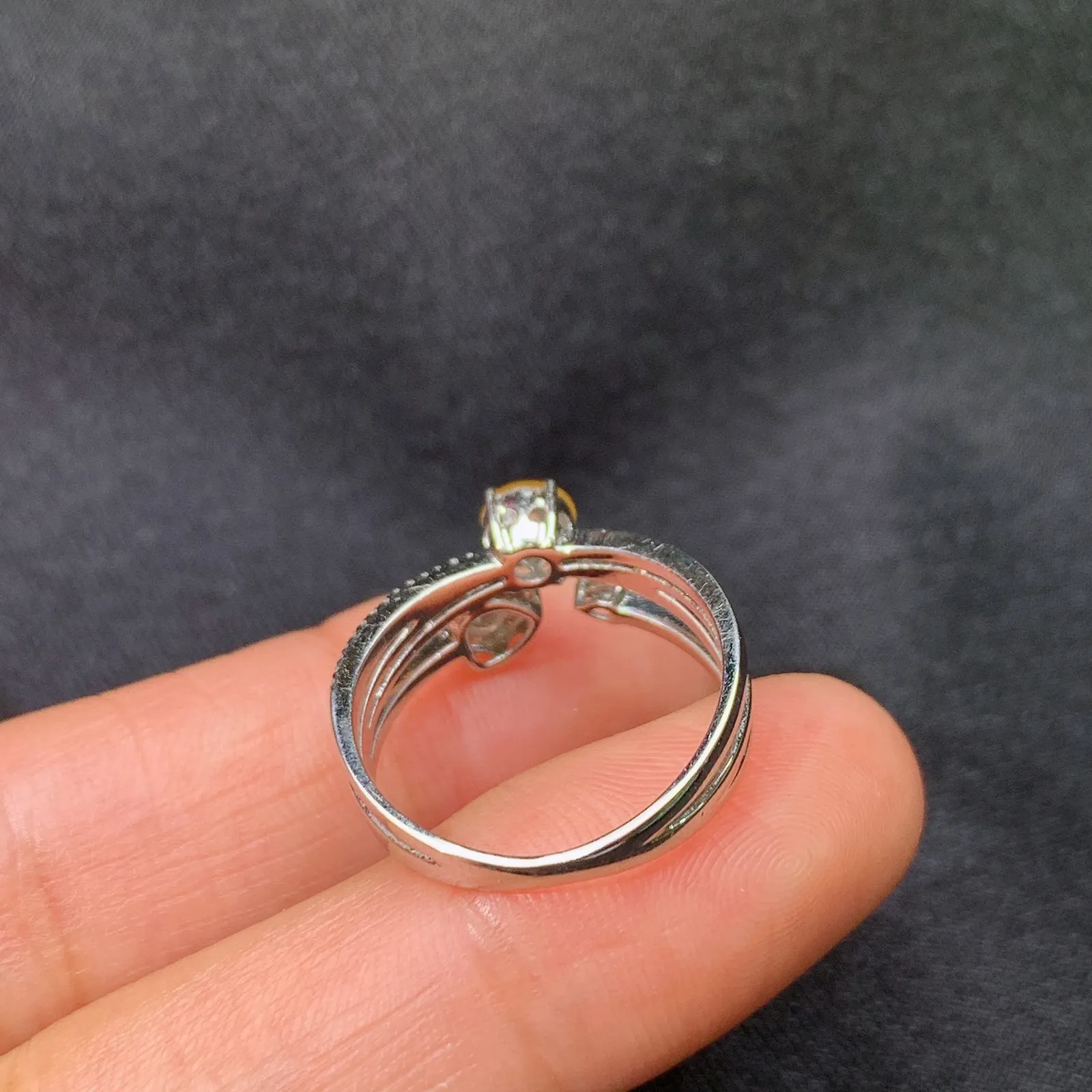 冰黄翡蛋面戒指，18k金镶嵌，款式新颖，冰润鲜艳，种水足，Mi 圈口14 裸石4.3*3.8*2