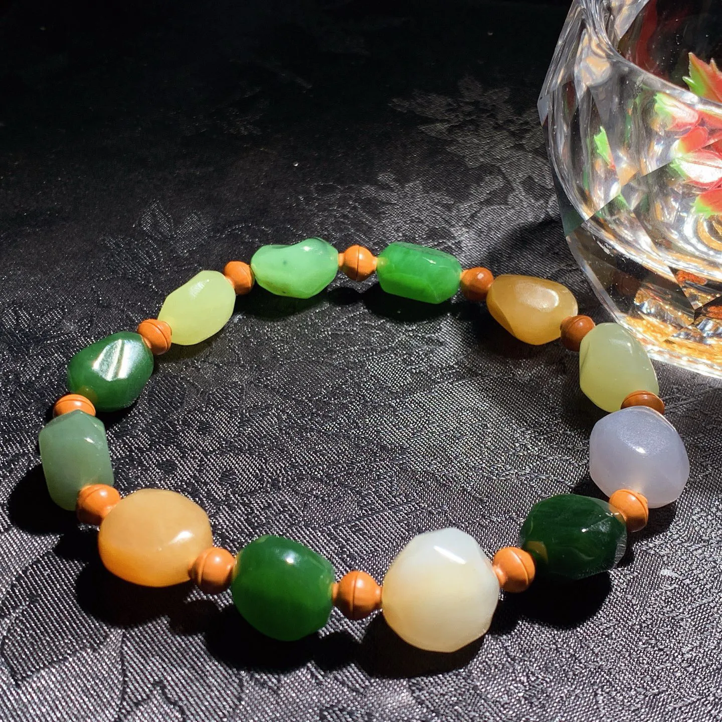 新疆和田玉多宝手串 单颗尺寸8mm重18.7克。玉质细腻油润。手推出油。品相大气 lt260119