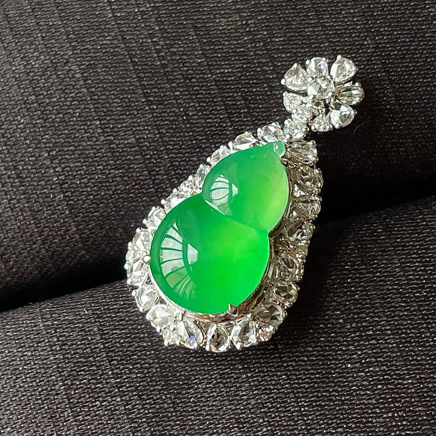 缅料高冰阳绿葫芦吊坠，18k金镶嵌，饱满水润，无裂，。  裸石尺寸15.8/9.6/6.5--29/15/11.7