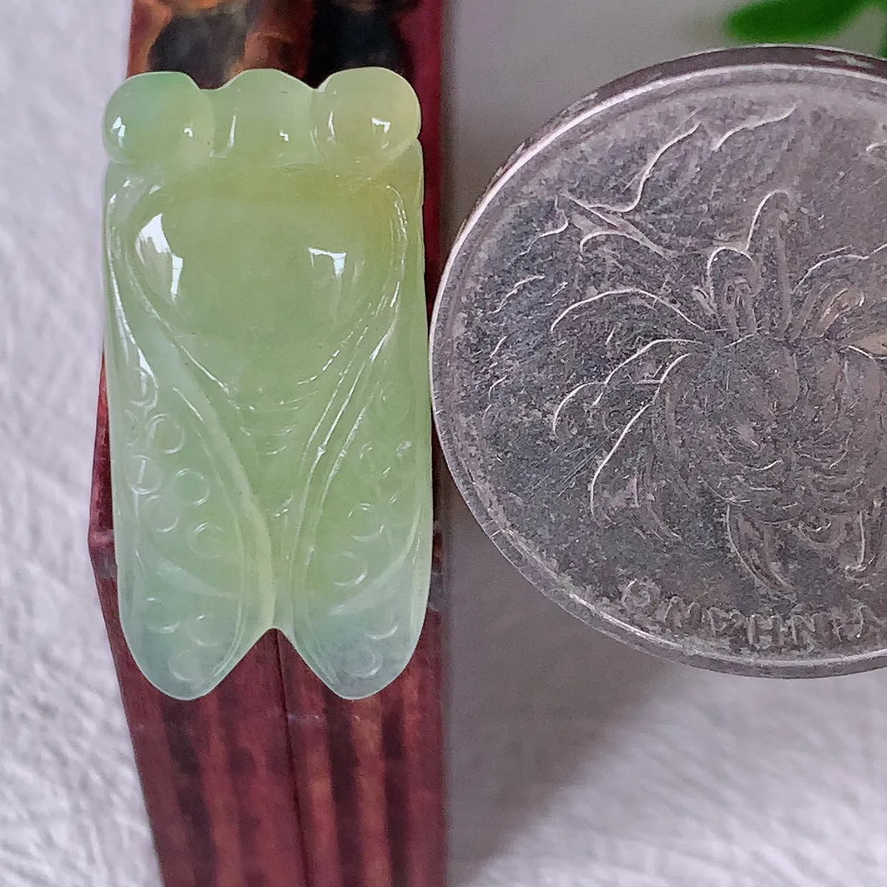 自然光实拍，冰黄翡翡翠金蝉一鸣惊人吊坠，金蝉象征着一鸣惊人，腰缠万贯，事事如意等。俏色巧雕，沁人心脾，水足、惟妙惟俏，形神俱佳！实物满满惊喜～佩戴效果优雅迷人！#46.19