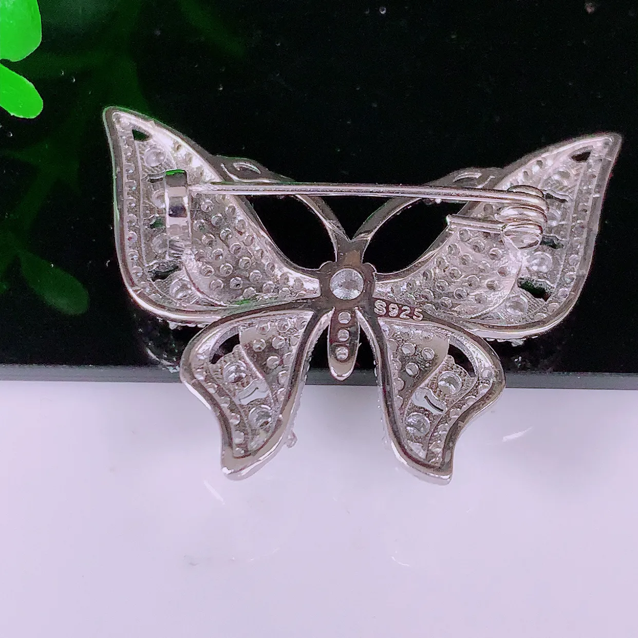 冰透满绿翡翠925银镶嵌蝴蝶胸针，自然光实拍，翠色灵动，颜色漂亮，种老水足，品相佳，佩戴佳品！#97.19整体25*35*8.8取一裸石3.6*3.6