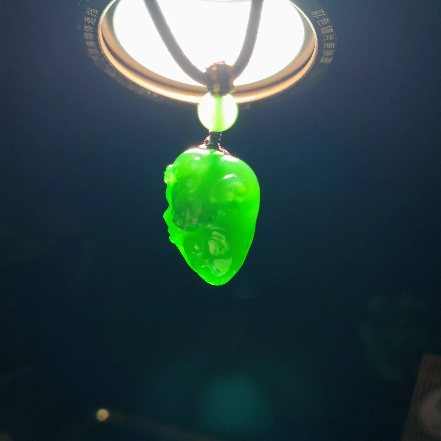 和田玉阳绿俄罗斯碧玉招财进宝貔貅挂件。尺寸25/16/12mm重9.5克。玉质细腻油润。手推出油。品相大气 lt260119