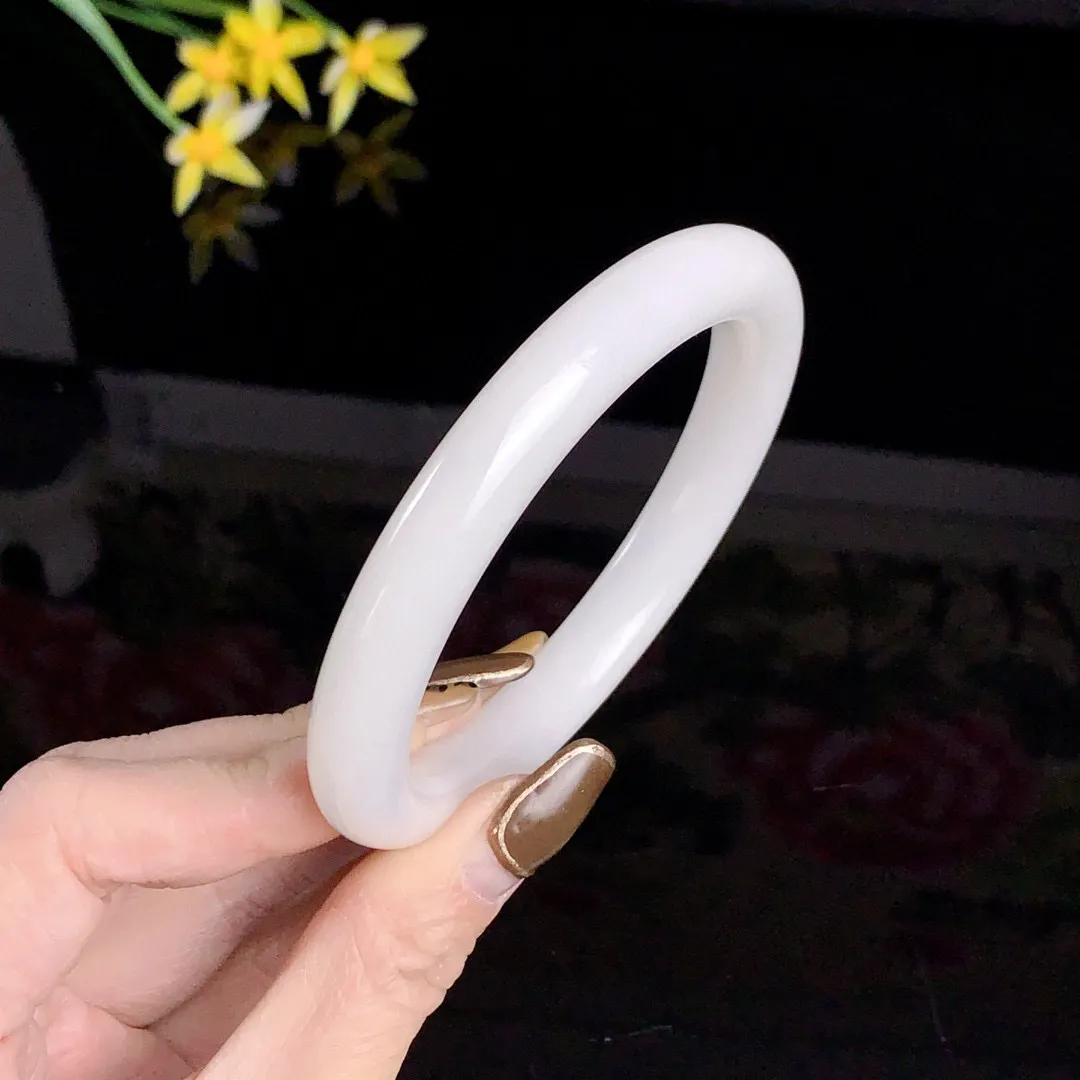 和田玉63.5圈口羊脂白手镯！玉质细腻油润 底色纯净无裂无杂 脂粉好，品质高