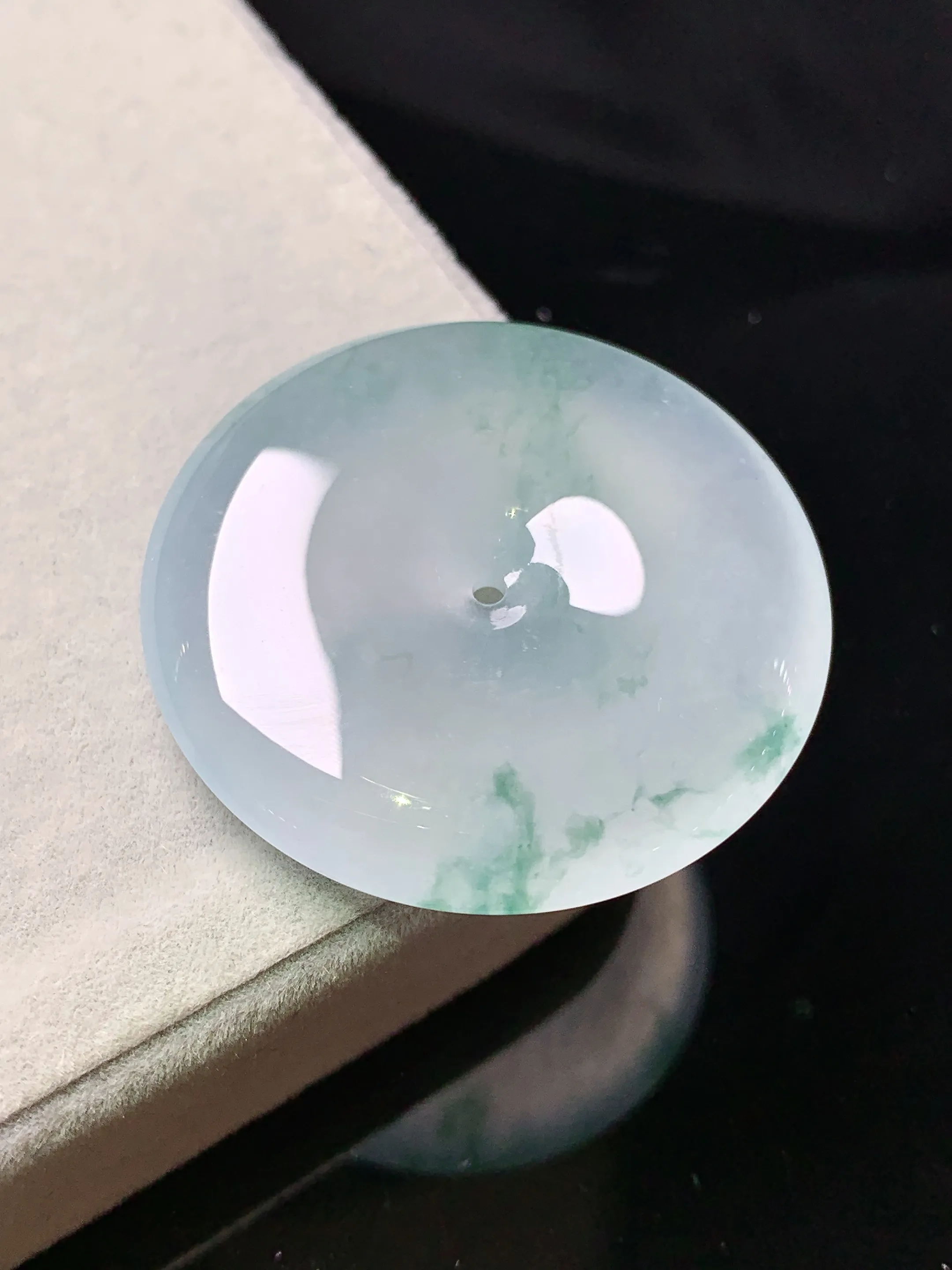 冰种飘绿平安扣吊坠 玉质细腻 色泽清新艳丽 整体尺寸32.6*6