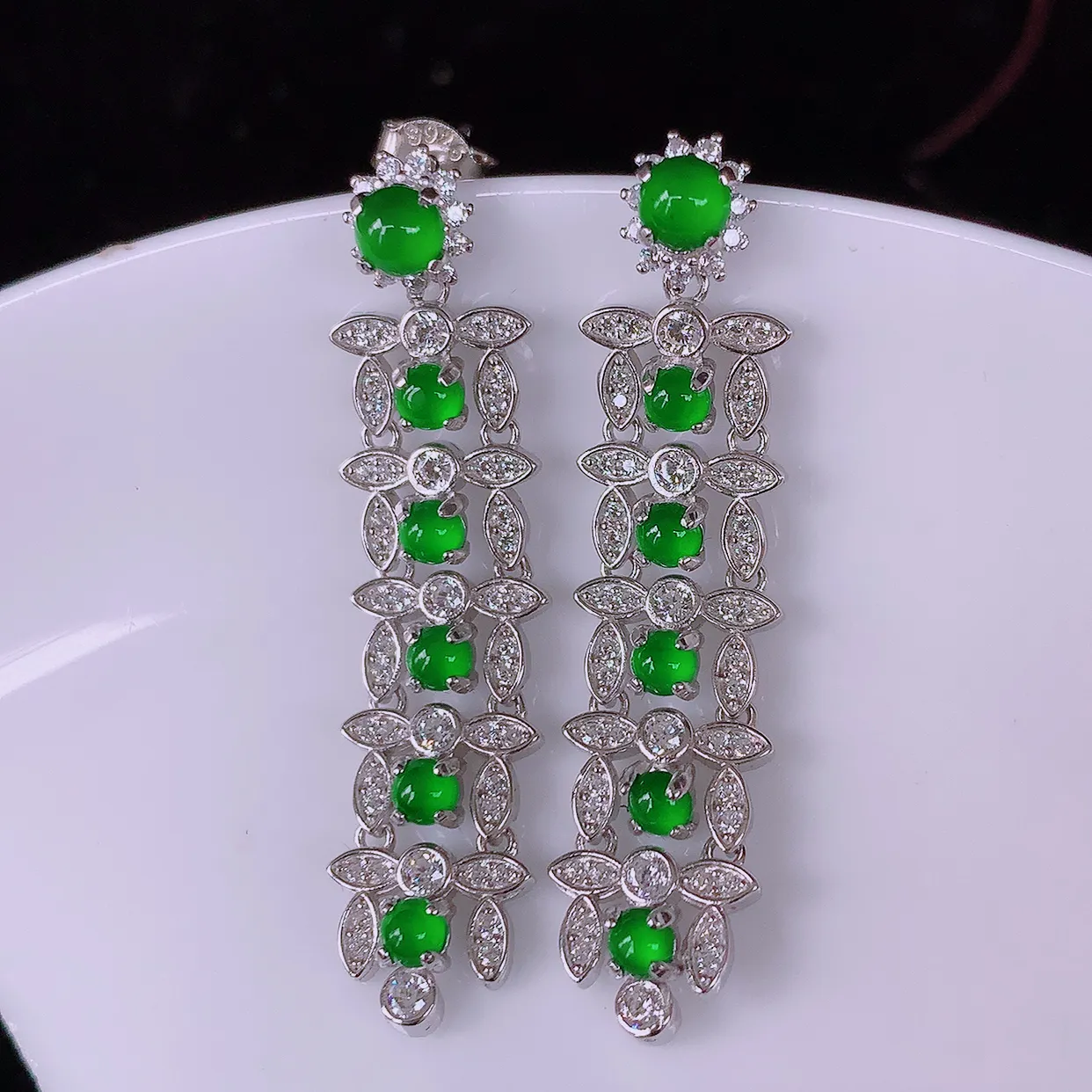 冰透满绿翡翠925银镶嵌耳坠，自然光实拍，翠色灵动，颜色漂亮，种老水足，品相佳，佩戴佳品！#97.1